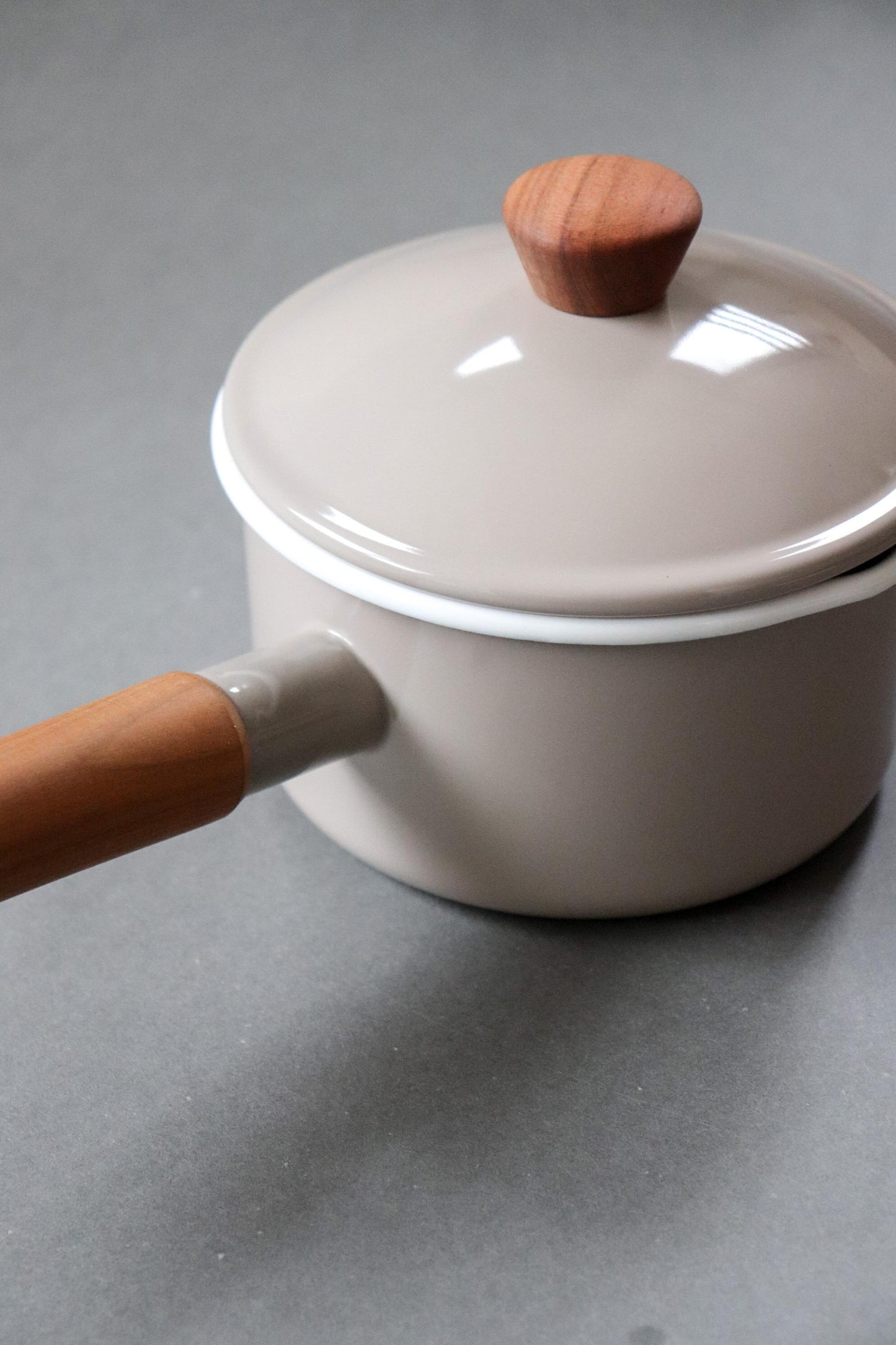 Noda Horo Couleur Enamel Saucepan 14cm, Japanese Enamel Pot with Lid, IH Compatible, Wooden Handle, Made in Japan
