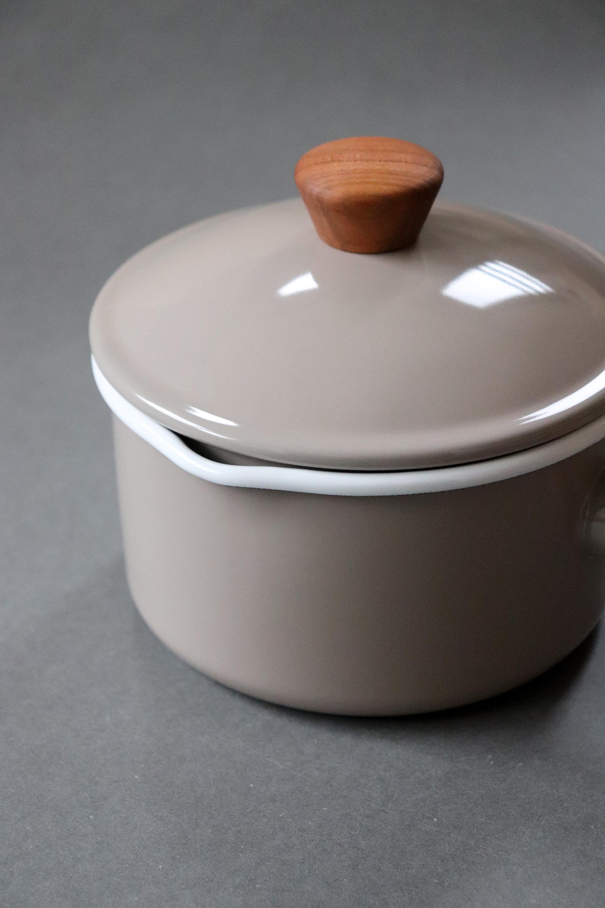 Noda Horo Couleur Enamel Saucepan 14cm, Japanese Enamel Pot with Lid, IH Compatible, Wooden Handle, Made in Japan