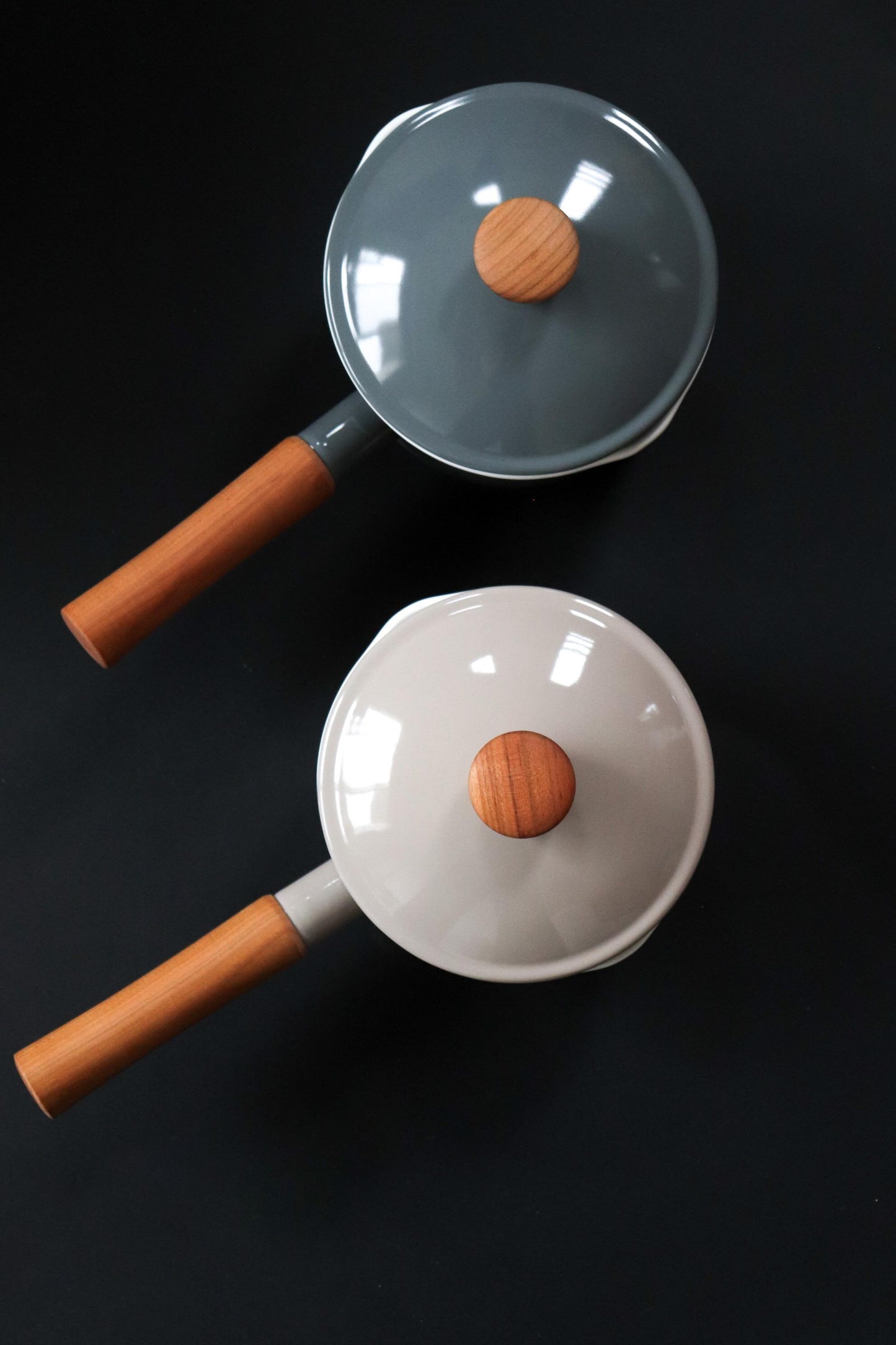 Noda Horo Couleur Enamel Saucepan 14cm, Japanese Enamel Pot with Lid, IH Compatible, Wooden Handle, Made in Japan