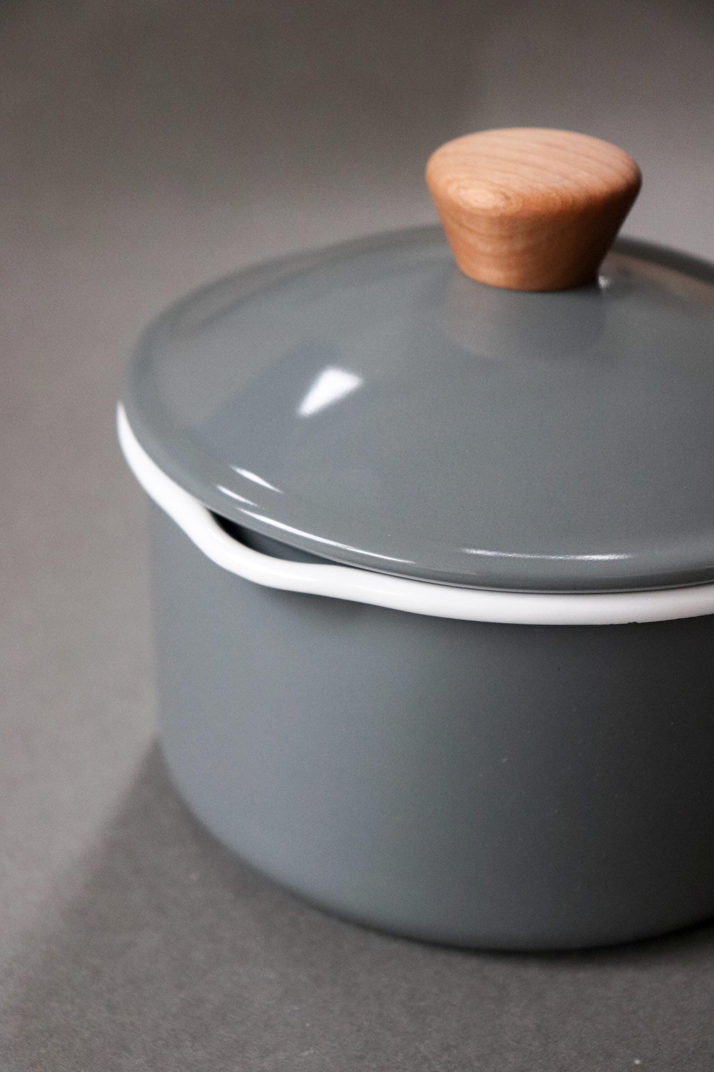 Noda Horo Couleur Enamel Saucepan 14cm, Japanese Enamel Pot with Lid, IH Compatible, Wooden Handle, Made in Japan