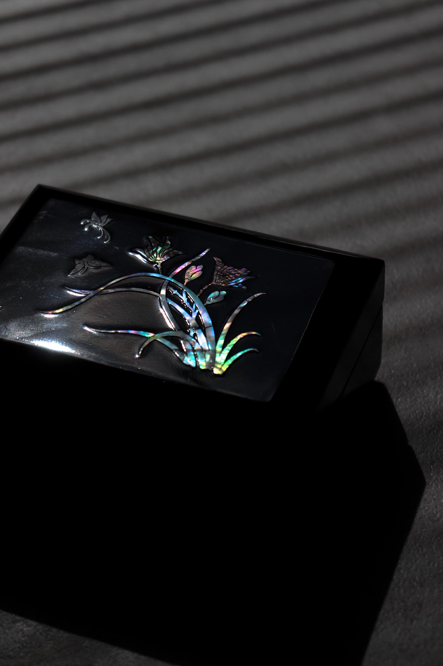 Vintage Raden Lacquer Keepsake Box – Mother of Pearl Jewelry Box, Floral Trinket Box, Decorative Storage, Vintage Collectible