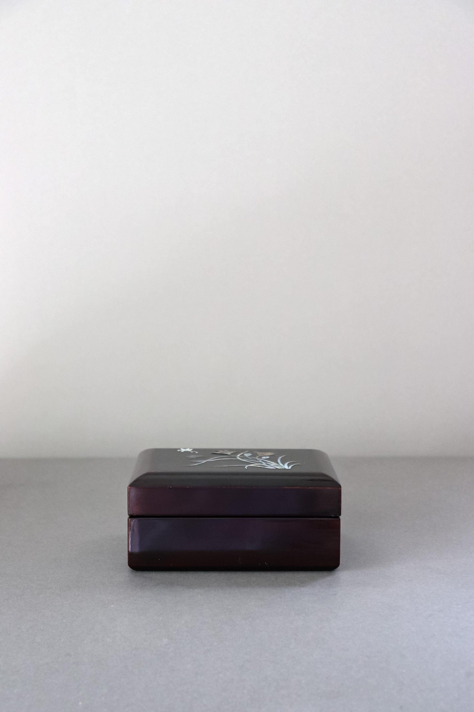 Vintage Raden Lacquer Keepsake Box – Mother of Pearl Jewelry Box, Floral Trinket Box, Decorative Storage, Vintage Collectible