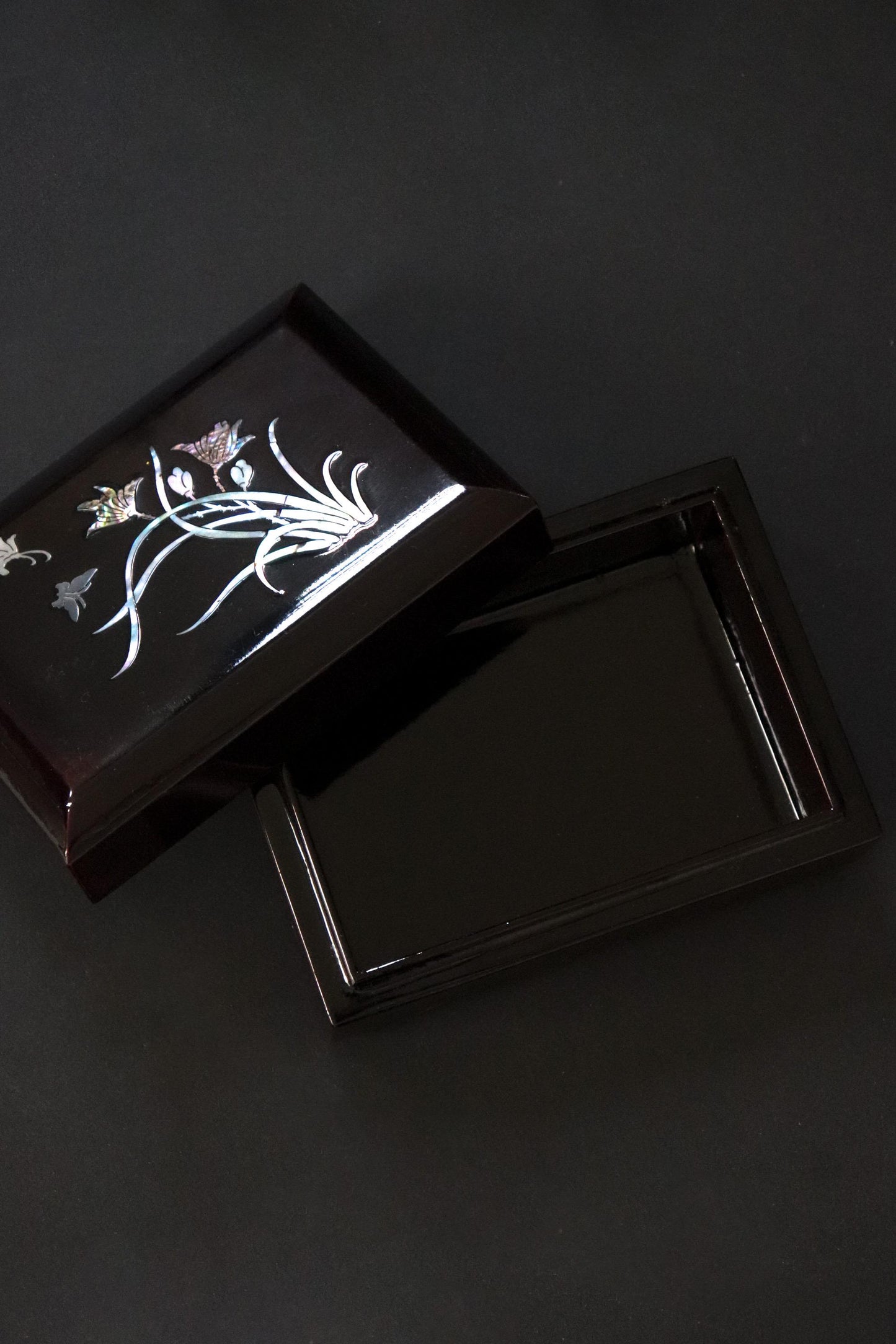 Vintage Raden Lacquer Keepsake Box – Mother of Pearl Jewelry Box, Floral Trinket Box, Decorative Storage, Vintage Collectible