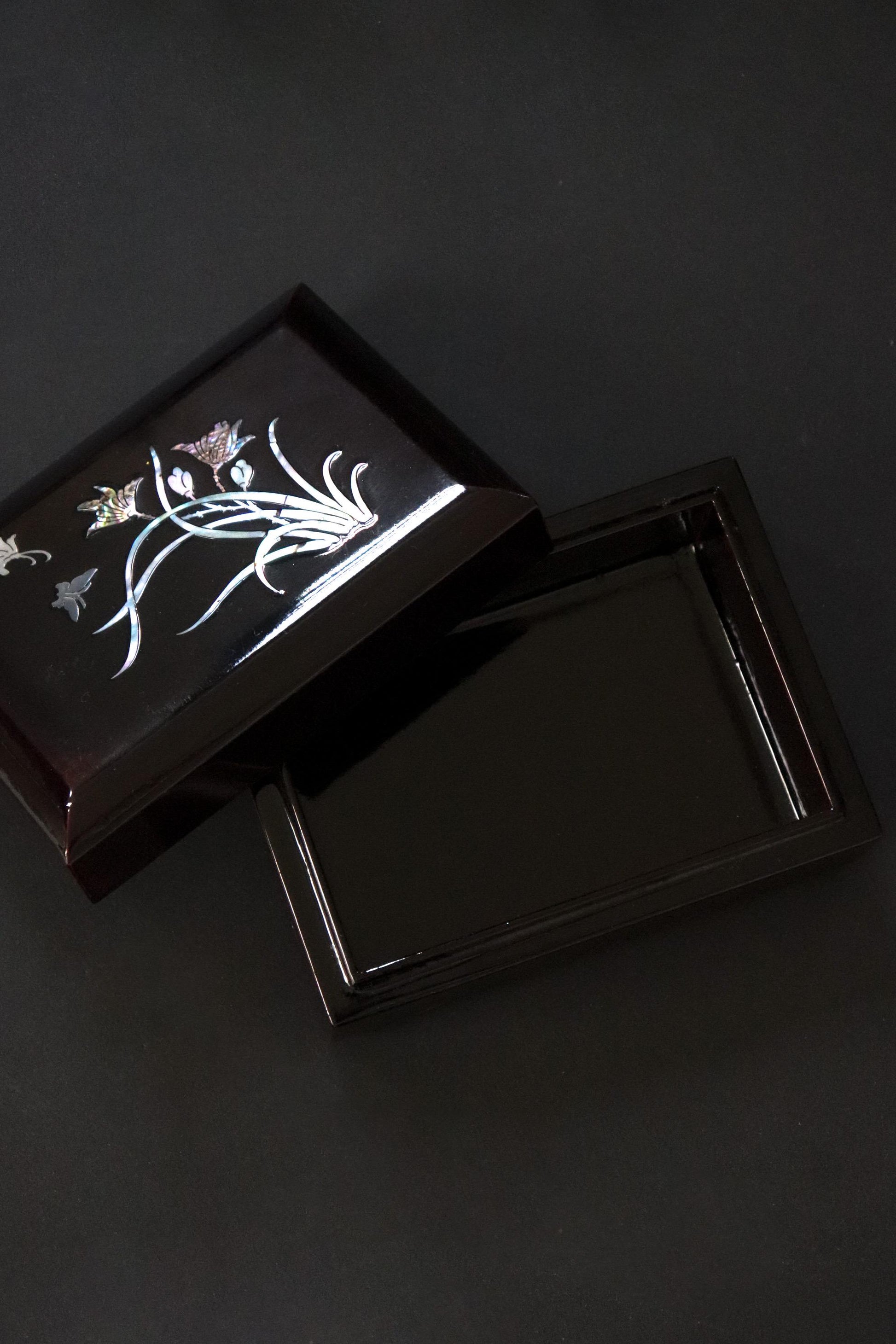 Vintage Raden Lacquer Keepsake Box – Mother of Pearl Jewelry Box, Floral Trinket Box, Decorative Storage, Vintage Collectible