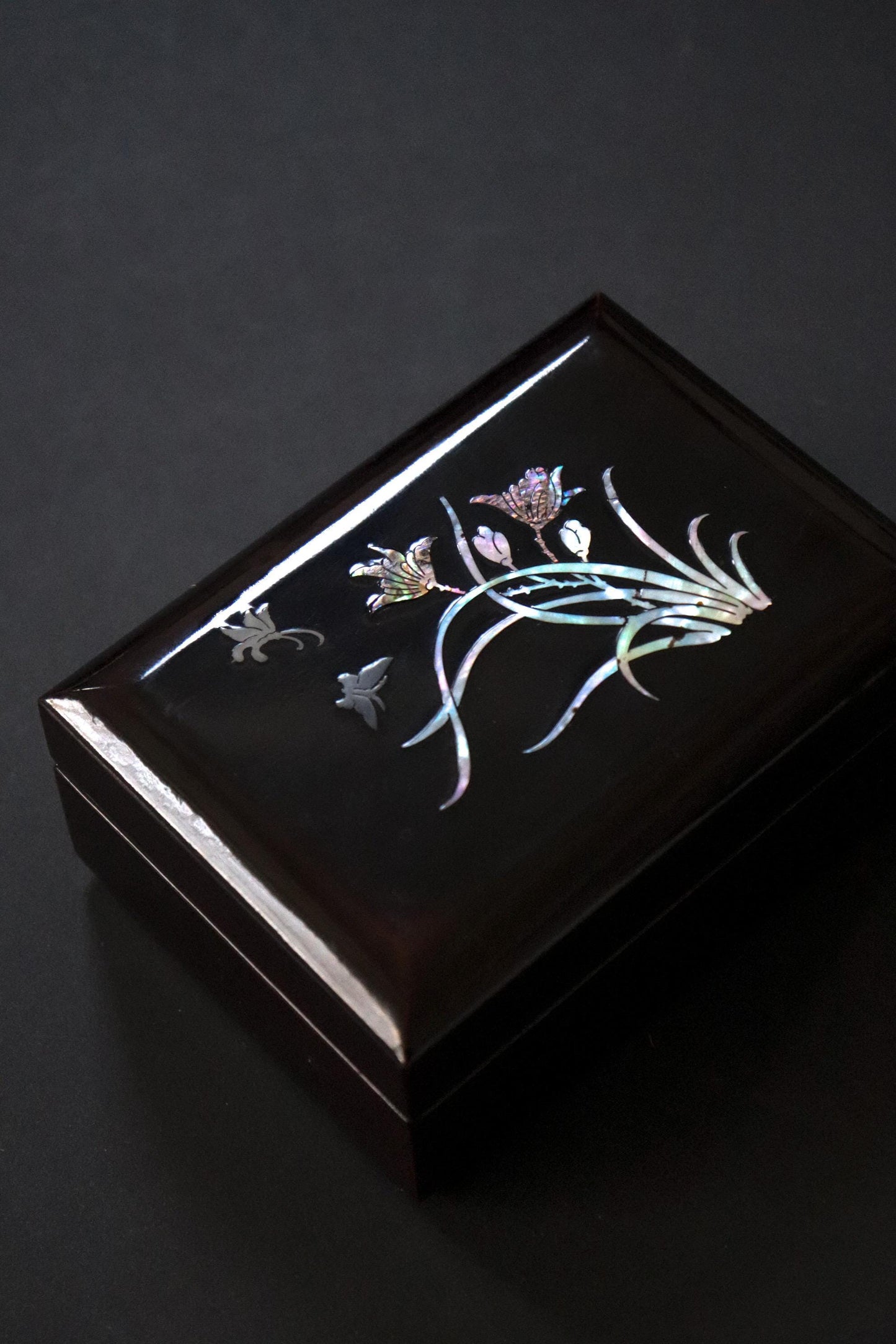 Vintage Raden Lacquer Keepsake Box – Mother of Pearl Jewelry Box, Floral Trinket Box, Decorative Storage, Vintage Collectible