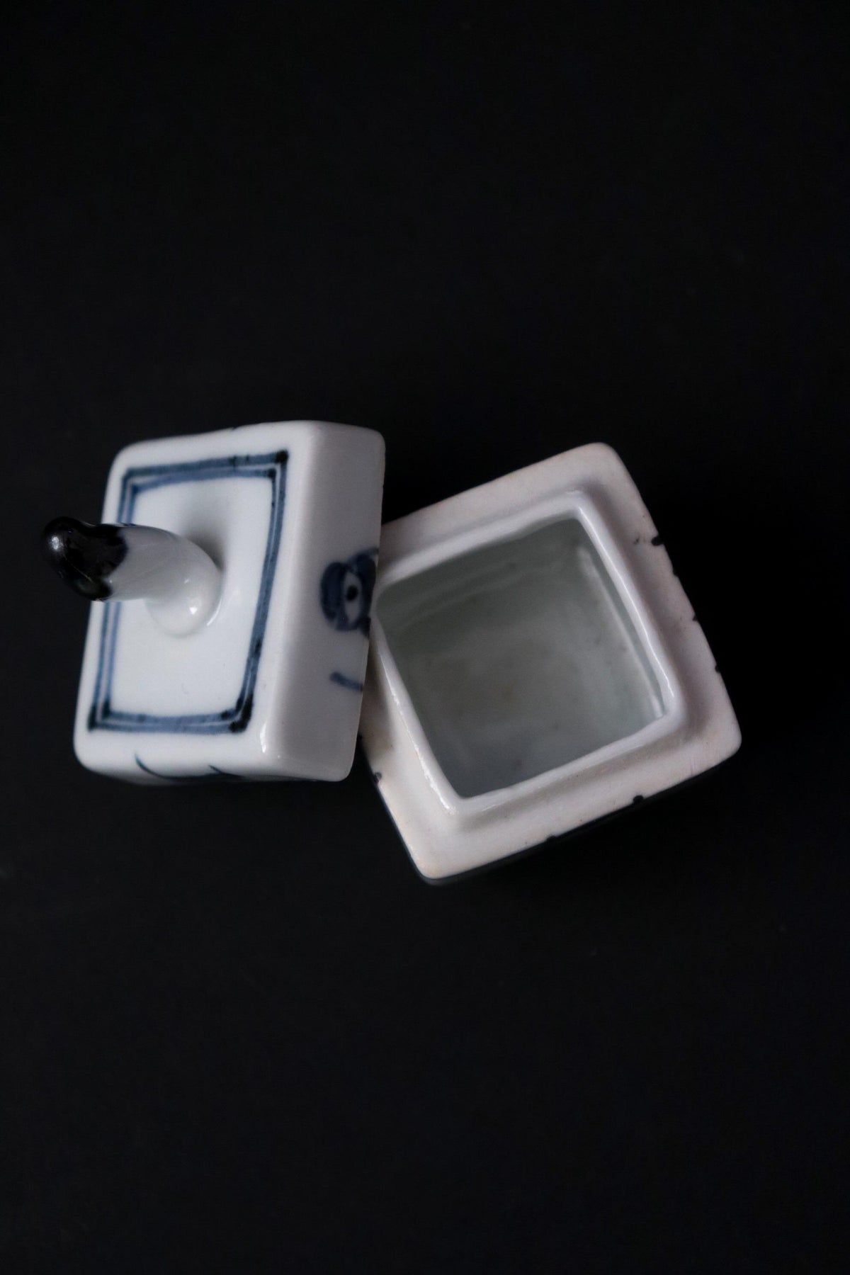Vintage Japanese Blue and White Kogo Incense Box, Daimaru Hokuho, Arima Raitei Design, Ceramic Tea Ceremony Art