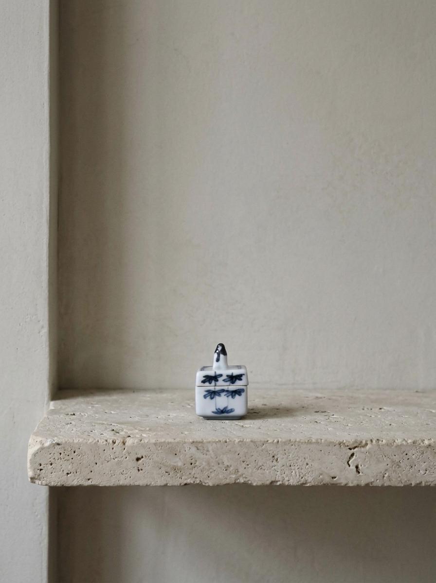 Vintage Japanese Blue and White Kogo Incense Box, Daimaru Hokuho, Arima Raitei Design, Ceramic Tea Ceremony Art